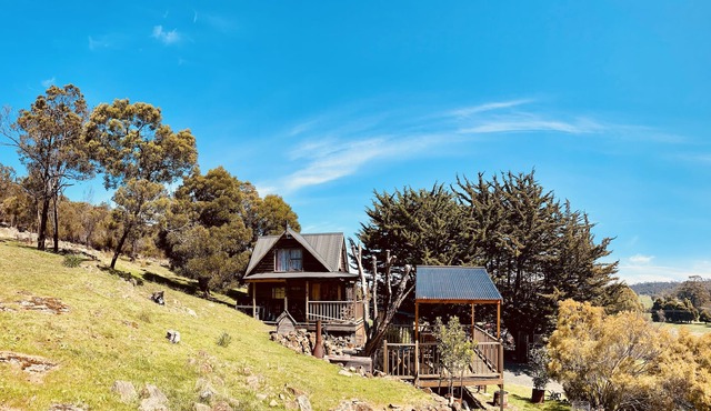 Rustic cottage in secluded countryside, private romantic getaway, pet friendly,
