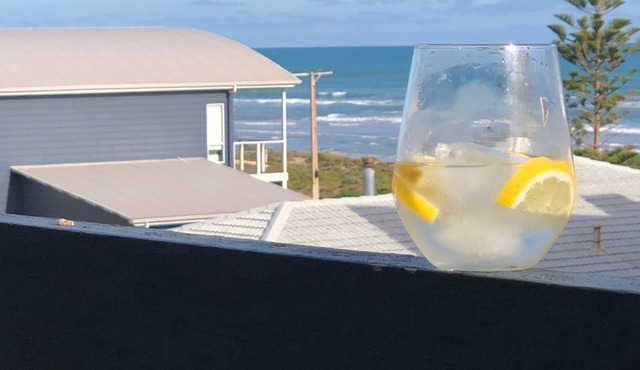 Sable Blanc on Newell - dogs allowed - 3 min walk to the beach & fabulous views.