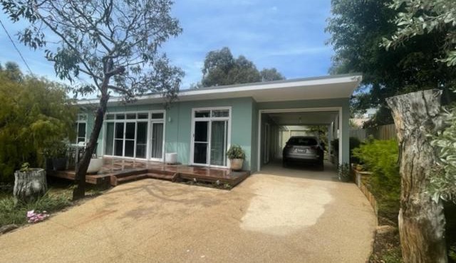 Saltbush - Ideally located and modernised MCM Beach House