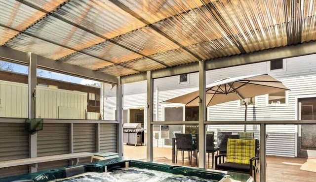 Sandy Bay Getaway w Spa 4 Bdr