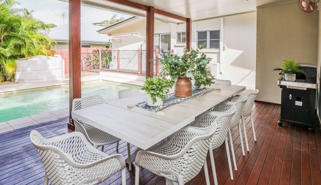 SANDY BURROWS - pool. air con, four bedrooms , boat parking, 1 outside pet.