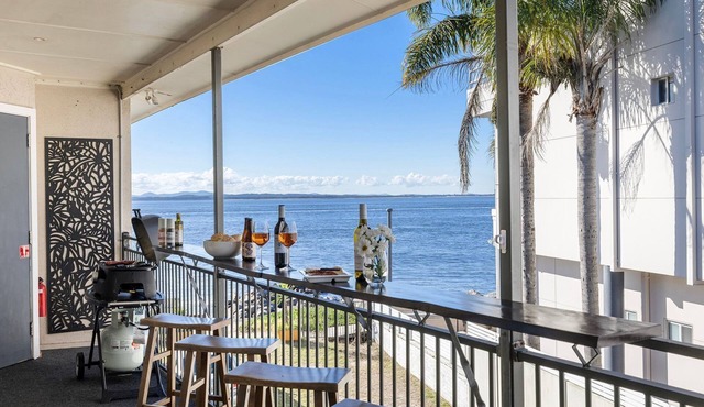 Sandy Point Escape - waterfront apartment, walk into pristine waters, walk to beach
