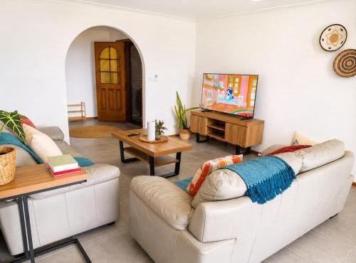 Scenic Ocean Views, 3BR Home, 3km to Beach