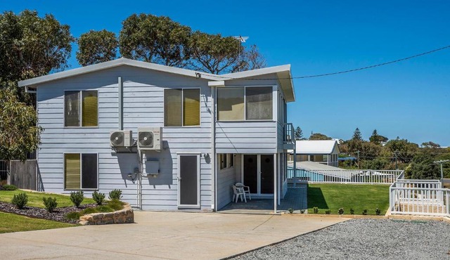 Seaclusion Cottage - Modern renovated beach house