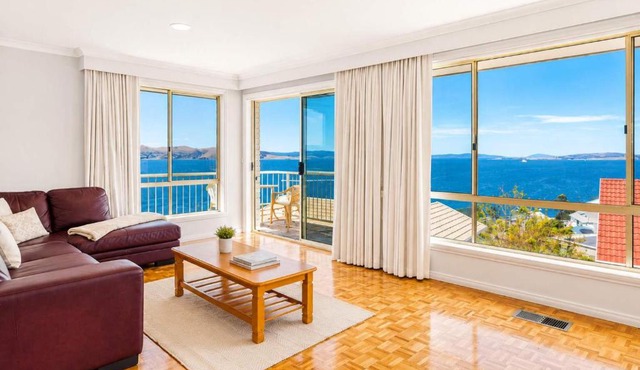 Seaside Serenity: Panoramic Waterfront Retreat