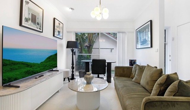 Shearwater Luxury - Luxurious 3BR Korora Retreat with spa bath, Close to Beach
