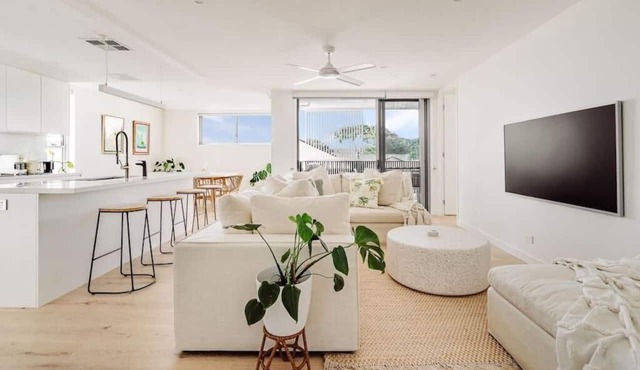 SILK | New Modern Condo 400m to the Beach