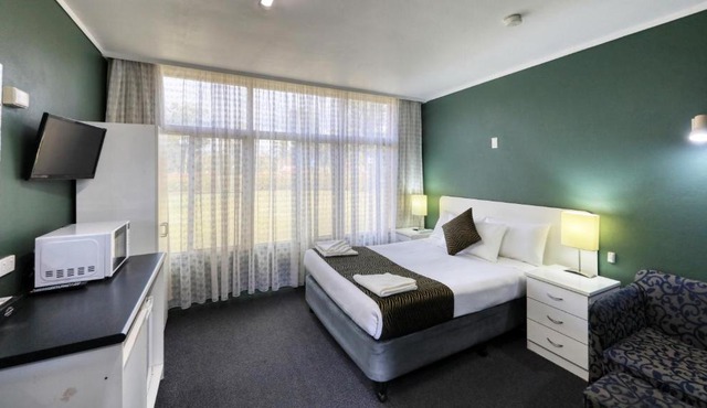 Silver Oaks Motel