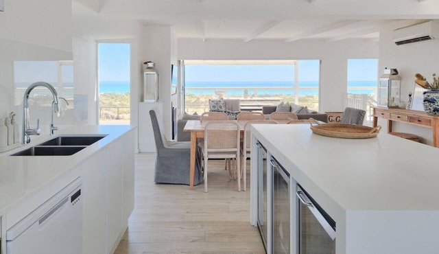 Silver Sands White House - Beachfront Oasis