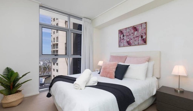 SK2 - CHARMING Skyline CBD w River Views 3 BR Private Apartment