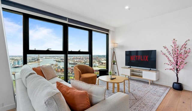 Skyline Luxe 3BR 3BA with Free Carpark, River & Ocean Views