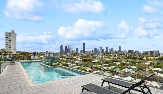Sleek 1-Bed With Rooftop Pool & Amazing City Views