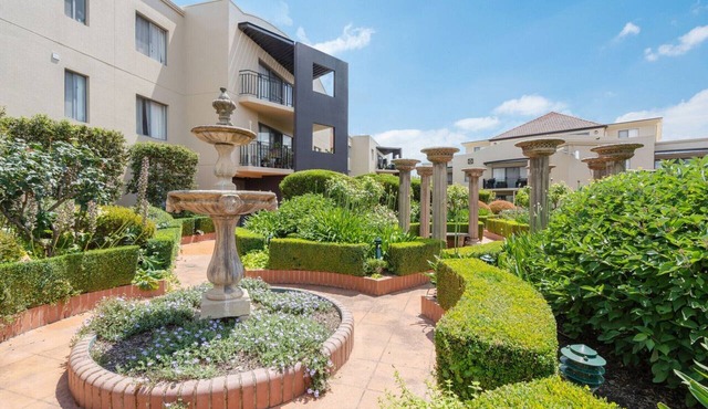 Sleek 2-Bed Apartment in Vibrant Kingston