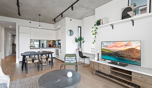 Sleek and Convenient - Close to MCG & Swan St