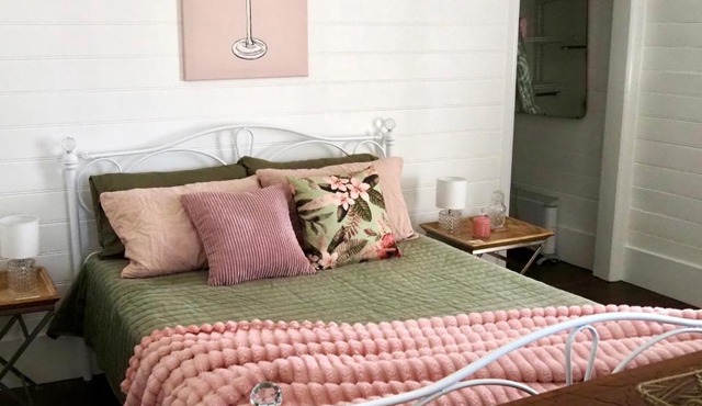 Smithtown Champagne Bed and Bubbles