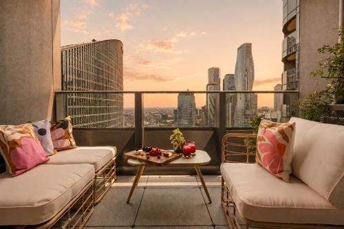 SODO Level 35 2 Bed Santuary with Balcony & Resort Amenities - Pool Jacuzzi Sauna Steam Room & Gym