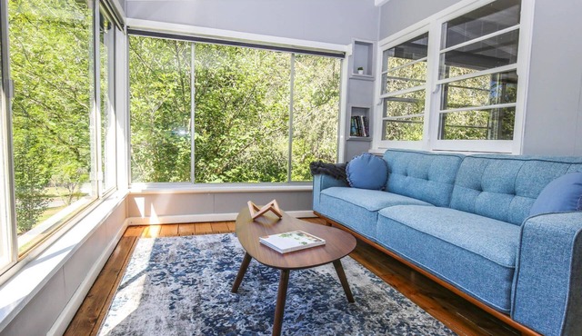 SOMMER COTTAGE : Bright