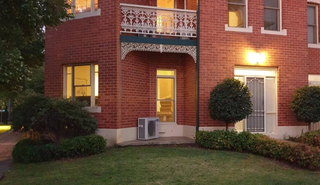 Sophisticated Elegance at the Gardens- stunning, central townhouse with parking - Stunning three bedroom townhouse in the heart of Albury