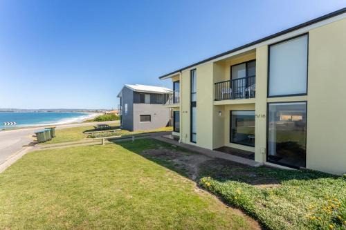 South Seas 5 - Absolute Beachfront Escape near Cafés