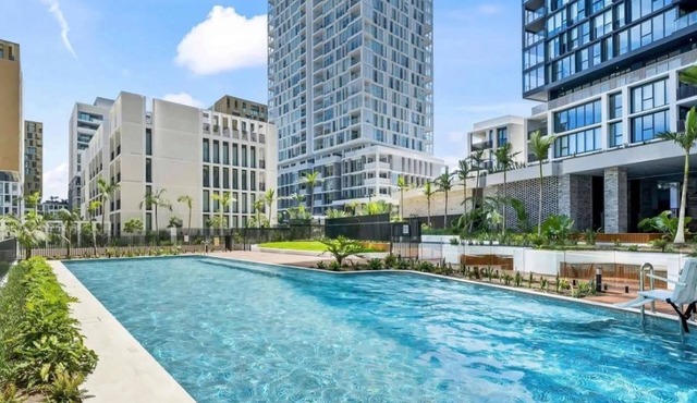 Spacious 2-Bed Apartment with Balcony & City Views