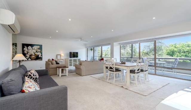 Spacious 2-Bed Apartment Near Dining & Attractions