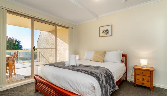 Spacious 2BR APT Panoramic Views Central Location - Hosted by CanStay