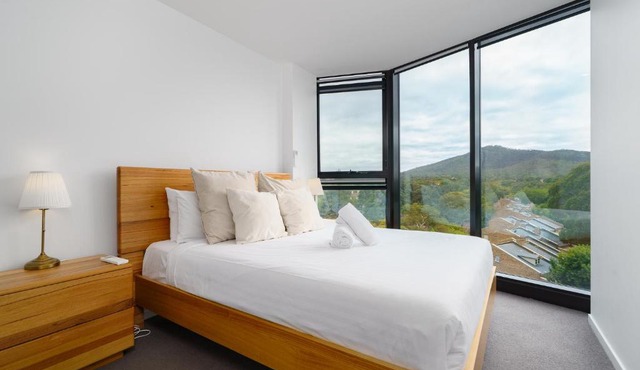 Spacious 3BR Apartment in the Heart of the City - Hosted by Canstay