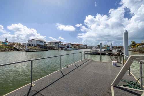 Spacious 4BR Waterfront Stay Pool Table AC