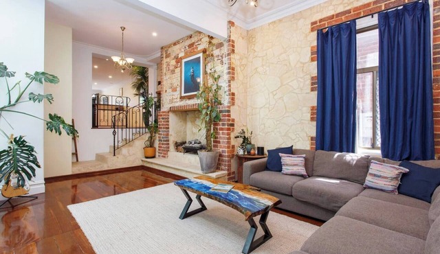 Spacious Central Fremantle Home w Spa bath & garden