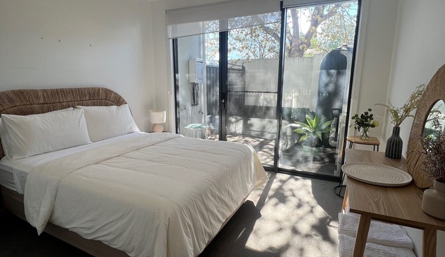 Spacious chic townhouse in Walkerville, only minutes to the city