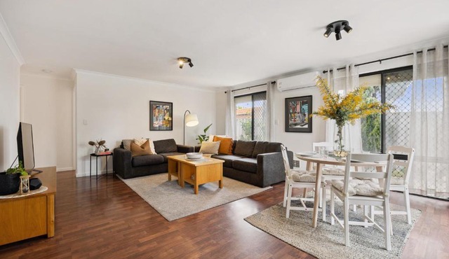 Spacious City Fringe 2 Bedroom with Courtyard