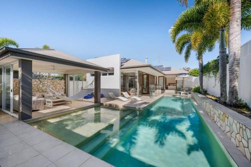 Spacious Coastal Luxury - Steps to Beach