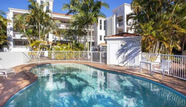 Spacious Ground Floor Retreat by Burleigh Beach