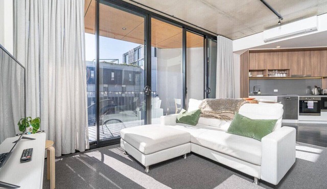 Spacious Kingston Foreshore Apt
