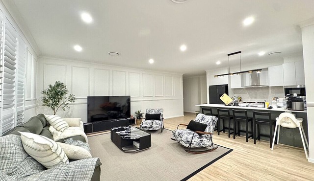 Spacious Luxury Home of 8 bedroom in Menangle Park