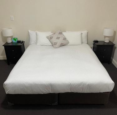 Spacious resort style property with pool in Mudgee - Rest Easy Mudgee Villa