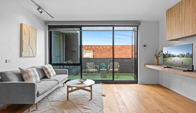 Spacious St Kilda by Ready Set Stay