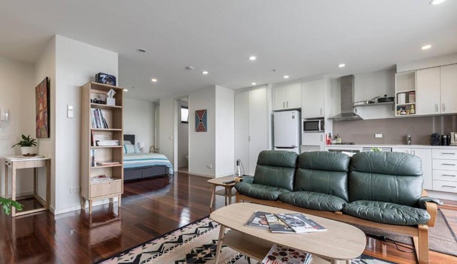 Spacious Studio with Balcony in Eclectic Brunswick