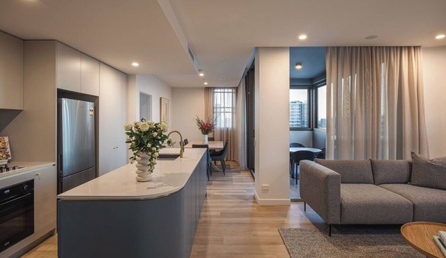 Spacious & stylish apartment in James Street Precinct with pool, gym and rooftop
