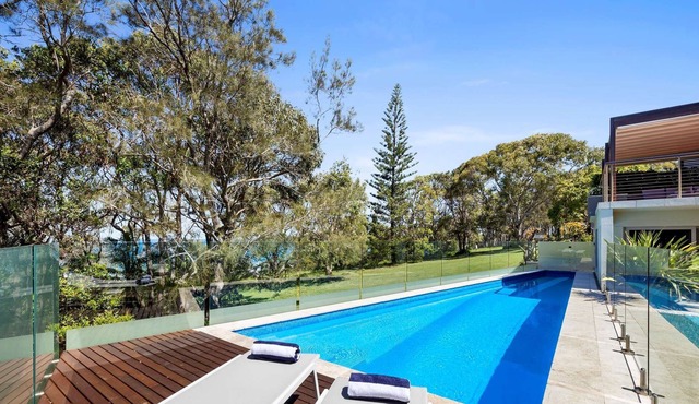 Splash Beachfront, Pristine Ocean Views, Pool, Luxury, Workcation, Sleeps up to 8