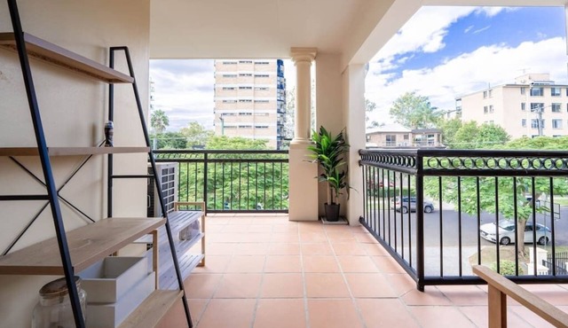 ST10A Relax in 2B2B Chateau w/balcony near UQ