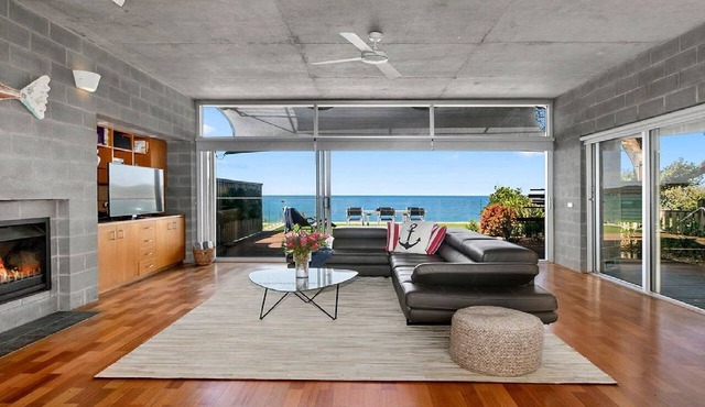 Stay 3 for 2 this Winter* Beachfront apartment