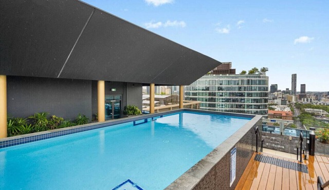 Stunning 2 Bedroom Retreat with Rooftop Pool!