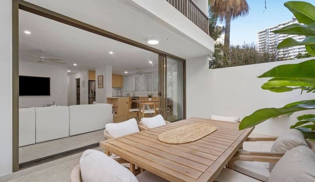 Stunning Main Beach Apartment - Ground Floor, WiFi