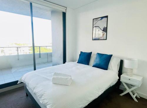 Stunning waterfront 3 bedroom condo with Pool, BBQ