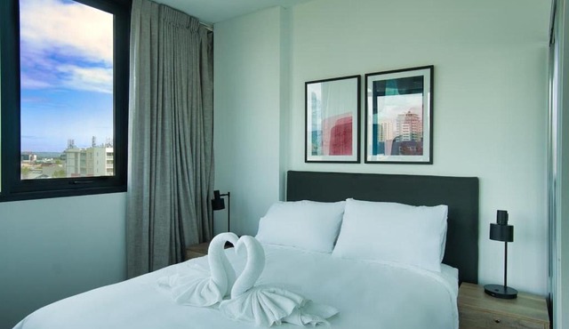 Stylish 1 BR CBD Apt-Pool-Gym-Sauna-Steam Room