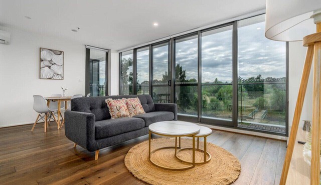 Stylish 2BR Apt | 5 mins to Canberra Hospital!