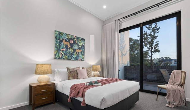 Stylish 2BR riverside apartment w/ shared rooftop terrace, pool and gym
