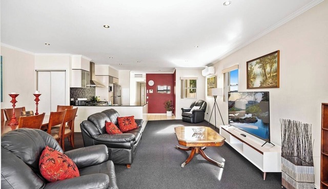 Stylish Escape Free Parking for 2 Walk to CBD