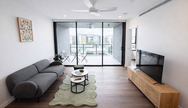 Sunllit Bliss | 2BR Sunlit Stay w Balcony in West End with Carpark